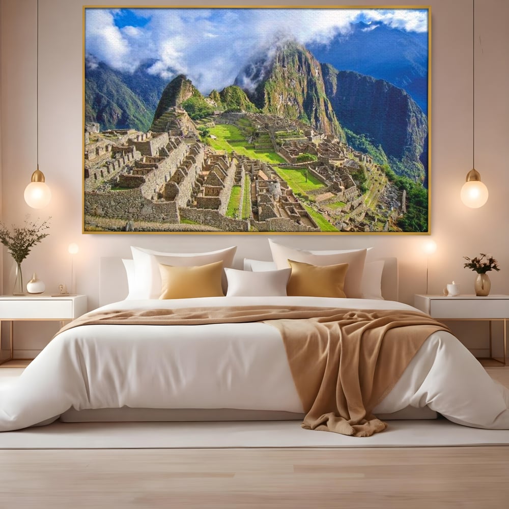 Tablou canvas cu tablou canvas cu cetatea machu picchu, in rama de aluminiu auriu, pe perete intr-un dormitor